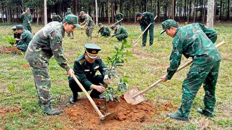 Bộ đội Biên phòng Thanh Hóa trồng cây đời đời nhớ ơn Bác Hồ.