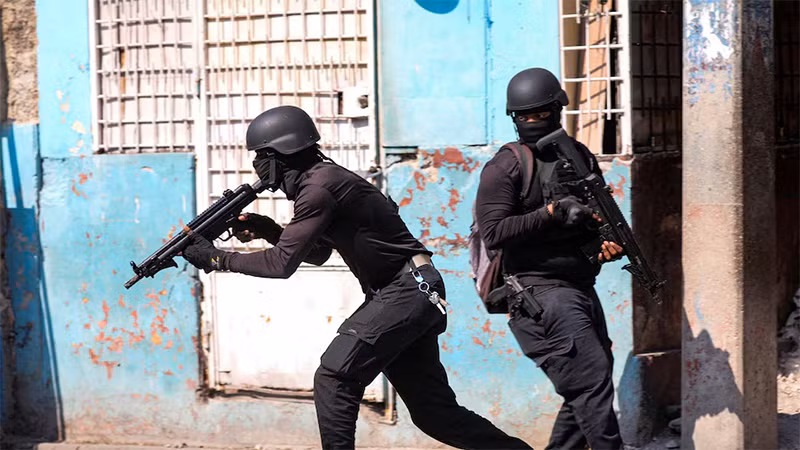 Cảnh sát tham gia một hoạt động gần Trại cải tạo quốc gia tại thủ đô Port-au-Prince, ngày 14/3/2024. (Ảnh: REUTERS)