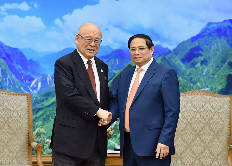 Thủ tướng Phạm Minh Chính tiếp ông Takebe Tsutomu. (Ảnh: TRẦN HẢI)