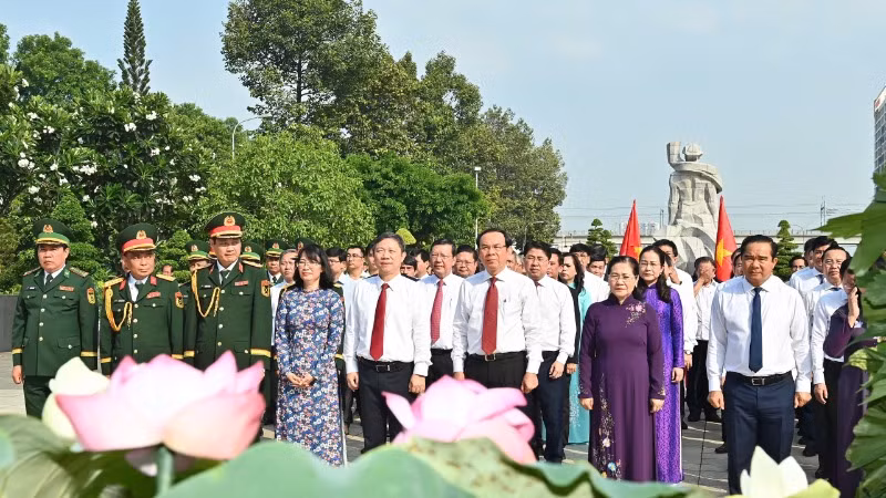 Đồng chí Nguyễn Văn Nên cùng các thành viên trong đoàn dâng hoa, dâng hương tưởng niệm các Anh hùng liệt sĩ tại Nghĩa trang Liệt sĩ Thành phố Hồ Chí Minh. (Ảnh: DUY LINH)