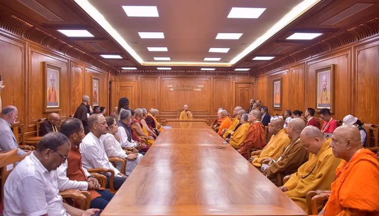 Đức Pháp chủ tiếp Đoàn lãnh đạo ICDV và các phái đoàn Phật giáo thế giới tại Việt Nam Quốc Tự. (Ảnh: Quảng Đạo)