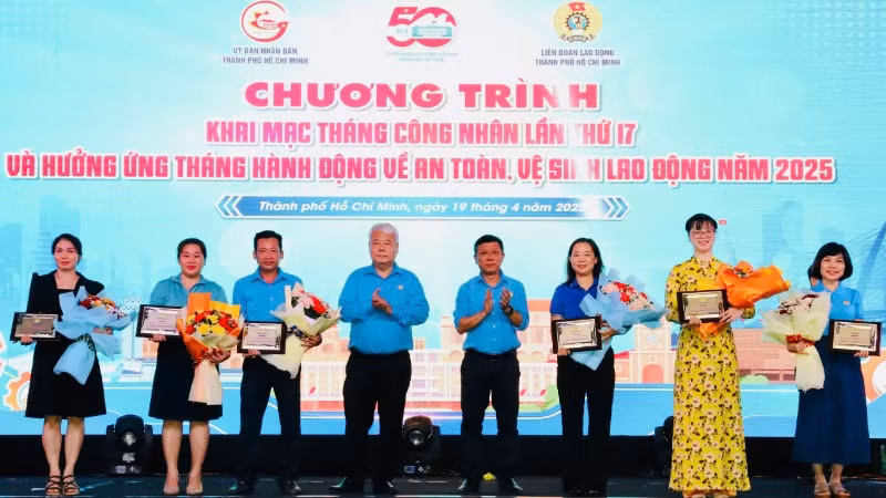 Đồng chí Võ Khắc Thái và đồng chí Trần Đoàn Trung tuyên dương các đơn vị tiêu biểu tại chương trình.