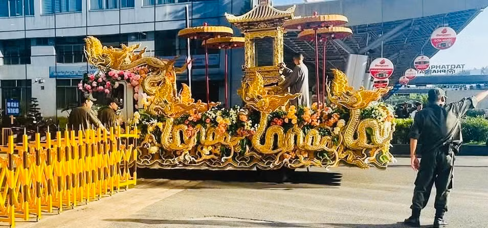 Trong tiếng niệm Phật trang nghiêm, Xá lợi được cung thỉnh từ chuyên cơ quân sự của Chính phủ Ấn Độ vào khu vực phòng chờ VIP sân bay.