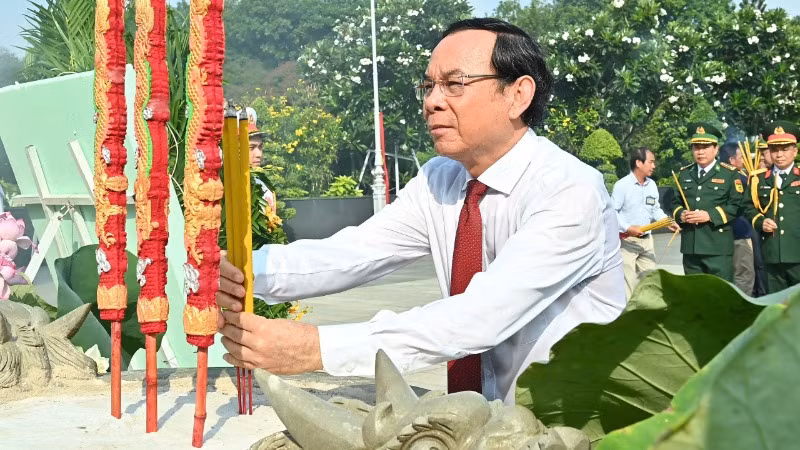 Đồng chí Nguyễn Văn Nên dâng hương tưởng niệm các Anh hùng liệt sĩ tại Nghĩa trang Liệt sĩ Thành phố Hồ Chí Minh. (Ảnh: DUY LINH)