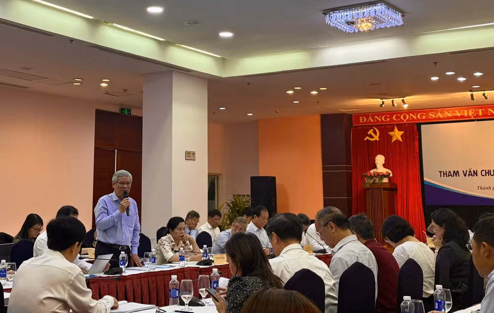 Các đại biểu đóng góp ý kiến tại tọa đàm.