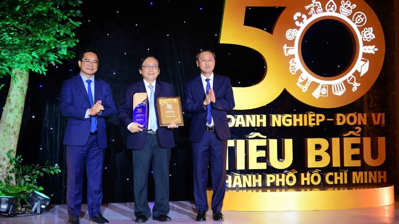 Lãnh đạo thành phố trao danh hiệu doanh nghiệp tiêu biểu cho các doanh nghiệp, đơn vị.