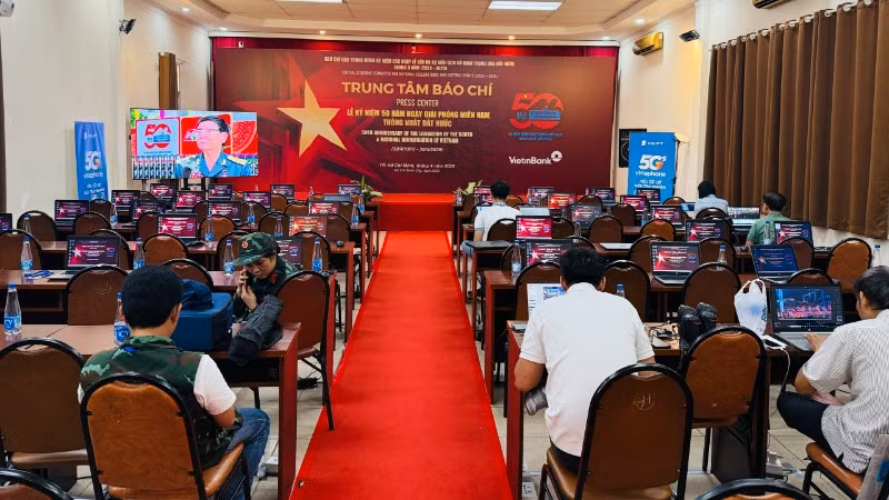 Các phóng viên tác nghiệp tại Trung tâm báo chí.