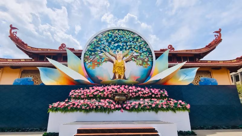 Bên trong khuôn viên chùa, lễ đài đã được trang hoàng hoa sen rực sắc chờ đón xá lợi trái tim Bồ tát Thích Quảng Đức.