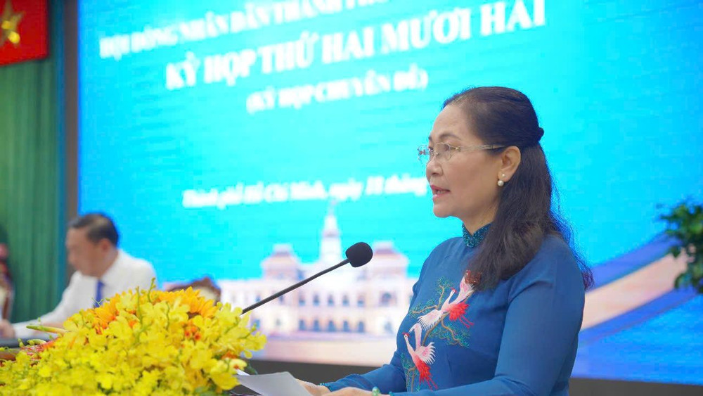 Chủ tịch Hội đồng nhân dân thành phố Nguyễn Thị Lệ phát biểu tại kỳ họp.