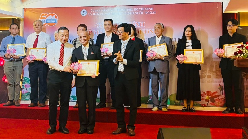 50 kiều bào tiêu biểu đóng góp cho quá trình xây dựng, phát triển Thành phố Hồ Chí Minh vừa được Ủy ban về người Việt Nam ở nước ngoài thành phố vinh danh vào sáng 25/4. 