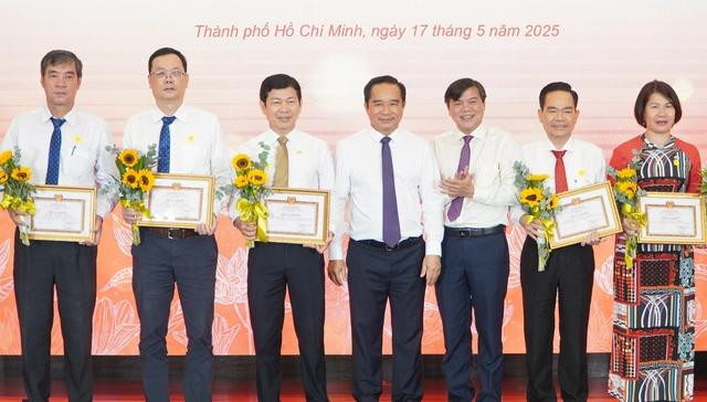Lãnh đạo Thành phố trao Giấy khen cho các cá nhân đạt thành tích trong trong "Học tập và làm theo tư tưởng, đạo đức, phong cách Hồ Chí Minh". (Ảnh: LÊ VĨNH) Lãnh đạo Thành phố trao Giấy khen cho các cá nhân đạt thành tích trong trong "Học tập và làm theo tư tưởng, đạo đức, phong cách Hồ Chí Minh". (Ảnh: LÊ VĨNH)