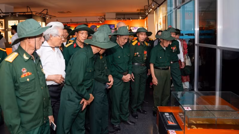 Đoàn đại biểu tỉnh Hải Dương tham quan di tích lịch sử trên địa bàn thành phố.