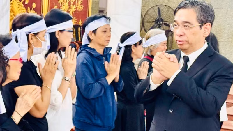 Đồng chí Nguyễn Phước Lộc, Phó Bí thư Thành ủy, Chủ tịch Ủy ban Mặt trận Tổ quốc Việt Nam Thành phố Hồ Chí Minh chia buồn cùng gia quyến Giáo sư, Tiến sĩ Phan Lương Cầm.