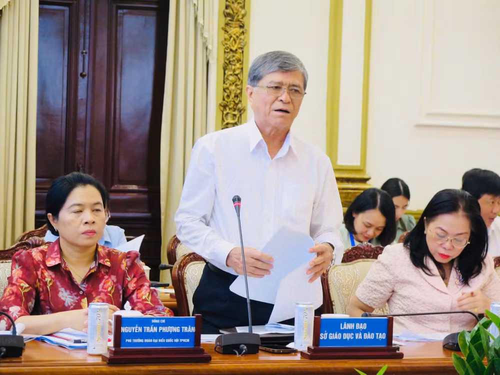 Giám đốc Sở Giáo dục và Đào tạo Thành phố Nguyễn Văn Hiếu báo cáo tại buổi làm việc.