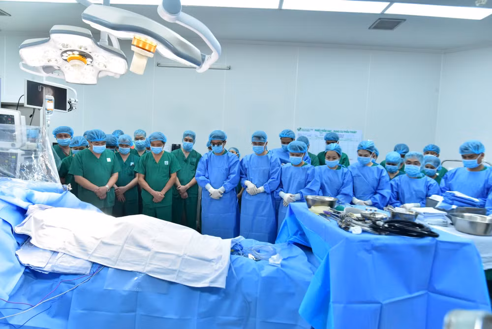 Thiếu tướng Trần Quốc Việt, Giám đốc Bệnh viện Quân y 175 và tập thể y bác sĩ cúi đầu tri ân bệnh nhân hiến tạng.