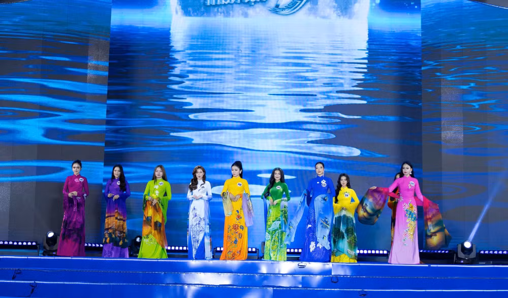 Các thí sinh thể hiện phần trang phục áo dài tại cuộc thi bán kết.