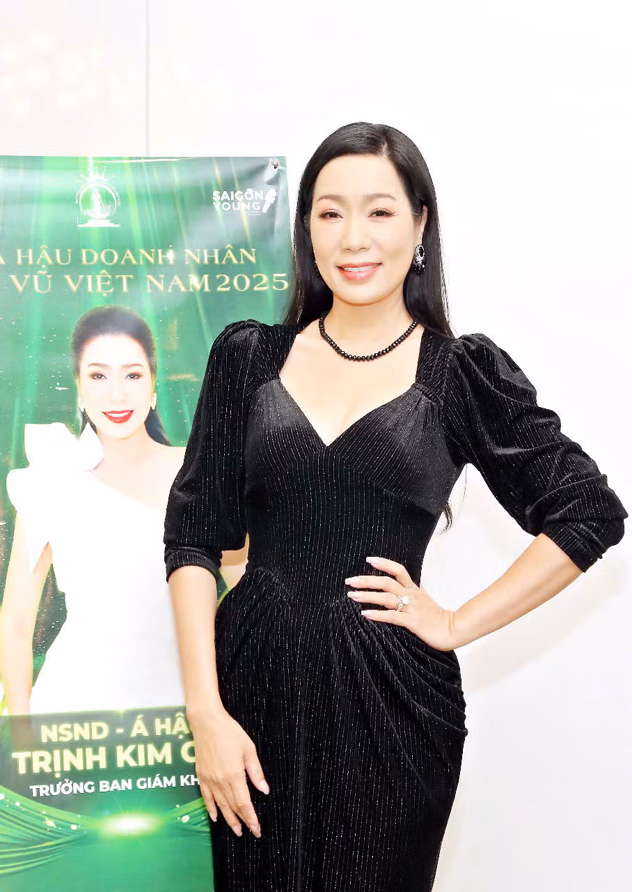 Nghệ sĩ Nhân dân, Á hậu Trịnh Kim Chi “người cầm cân nảy mực” tại mùa 1 tiếp tục đồng hành với vai trò đặc biệt - Trưởng Ban Giám khảo tại mùa 2 cuộc thi Hoa hậu Doanh nhân Hoàn vũ Việt Nam 2025. Nghệ sĩ Nhân dân, Á hậu Trịnh Kim Chi “người cầm cân nảy mực” tại mùa 1 tiếp tục đồng hành với vai trò đặc biệt - Trưởng Ban Giám khảo tại mùa 2 cuộc thi Hoa hậu Doanh nhân Hoàn vũ Việt Nam 2025.