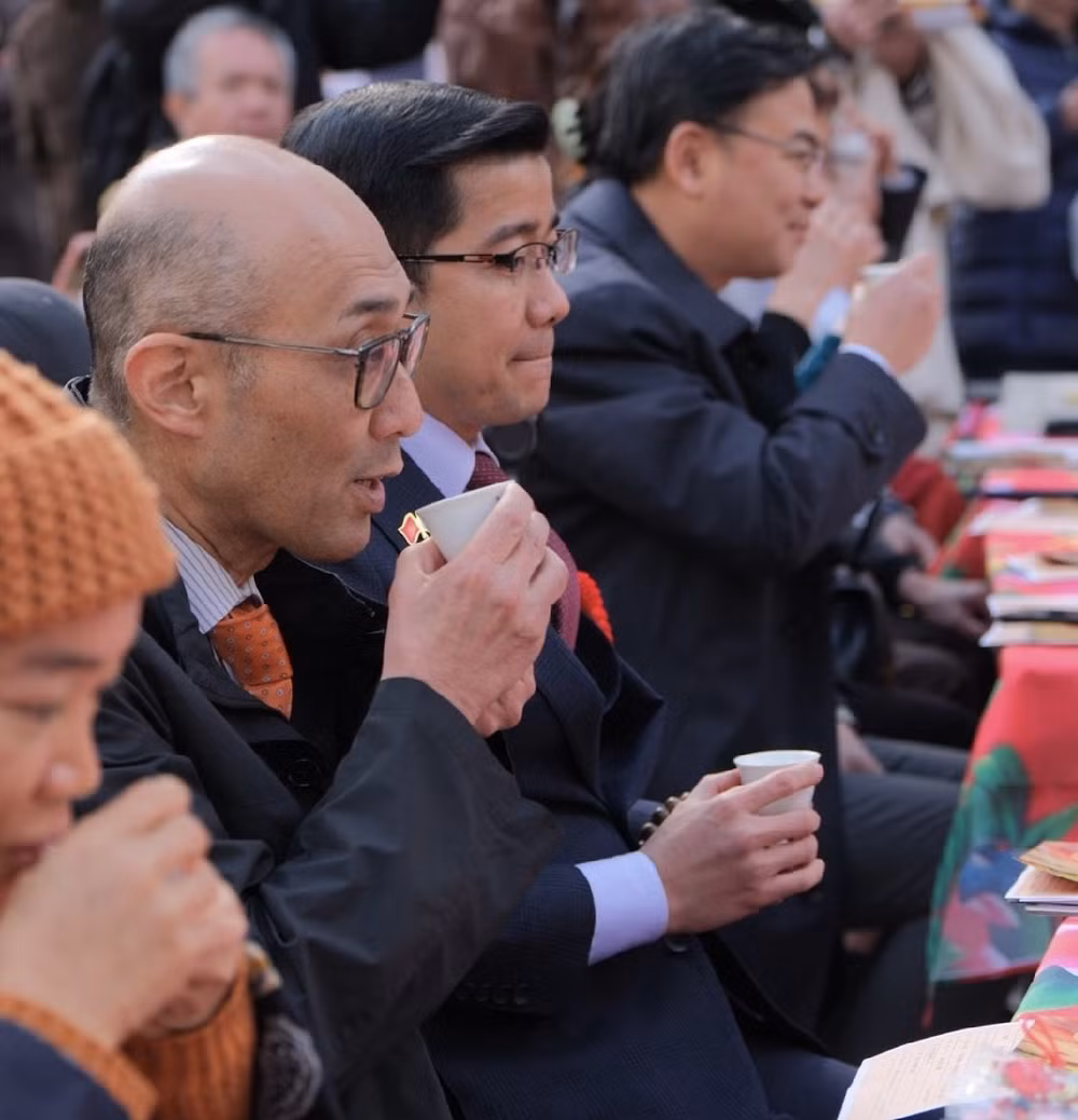 Khách mời thưởng thức trà Việt trong không khí lạnh giá của thành phố Saitama.