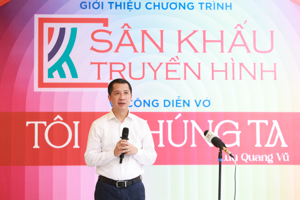 Tổng Giám đốc, Tổng Biên tập Đài Phát thanh và Truyền hình Hà Nội Nguyễn Kim Khiêm tại lễ ra mắt chương trình Sân khấu truyền hình. Tổng Giám đốc, Tổng Biên tập Đài Phát thanh và Truyền hình Hà Nội Nguyễn Kim Khiêm tại lễ ra mắt chương trình Sân khấu truyền hình.
