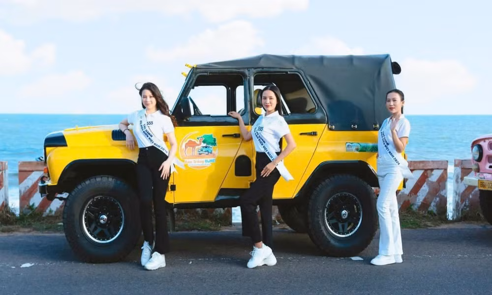 Các thí sinh diễu hành ấn tượng bằng xe JEEP tại các điểm đến ven biển.