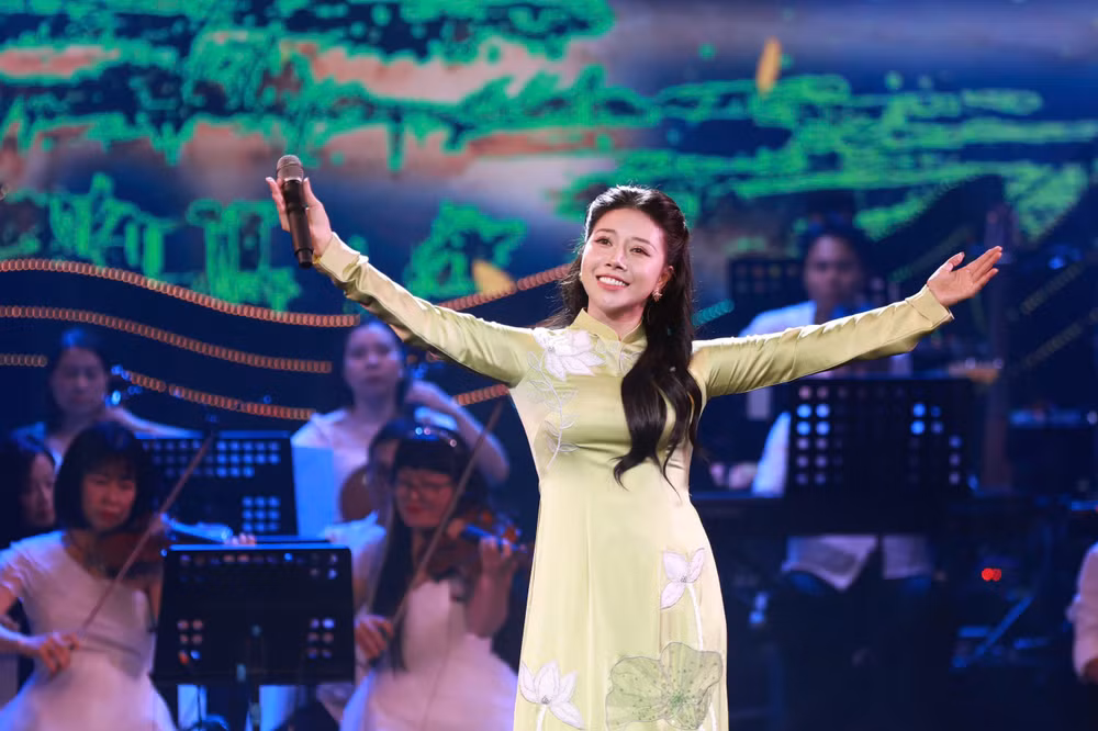 Ca sĩ Bảo Yến mở đầu chương trình với ca khúc "Cảm xúc tháng Mười".