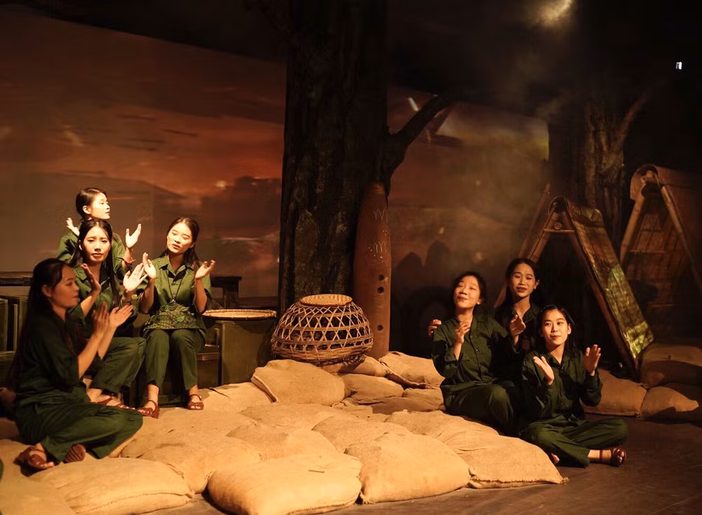 Nét hồn nhiên, yêu đời của 10 nhân vật nữ Thanh niên xung phong Ngã ba Đồng Lộc. (Ảnh: TRẦN HẢI)