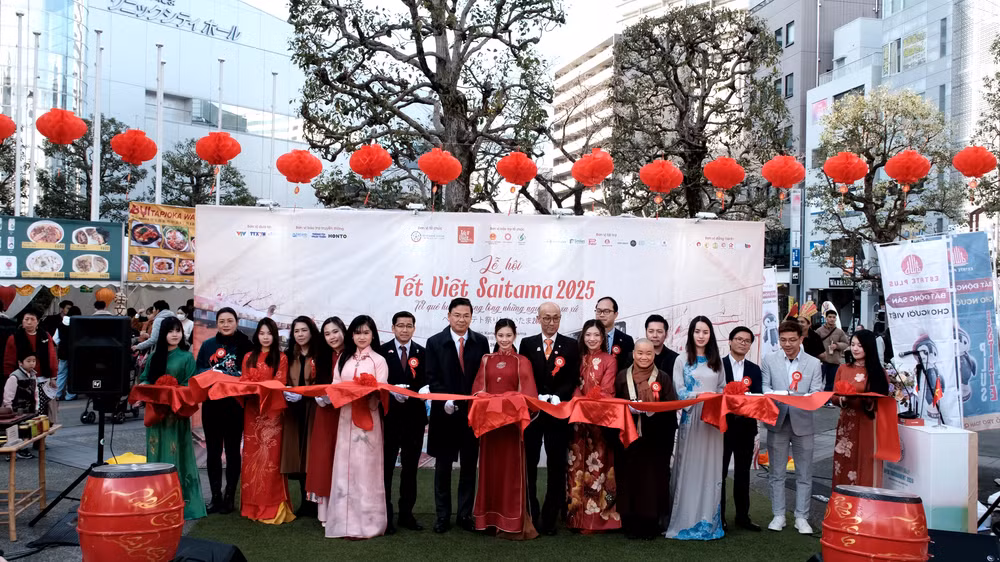 Đại diện lãnh đạo tỉnh Saitama và Đại sứ đặc mệnh toàn quyền Việt Nam tại Nhật Bản cắt băng khai mạc lễ hội "Tết Việt Saitama 2025".