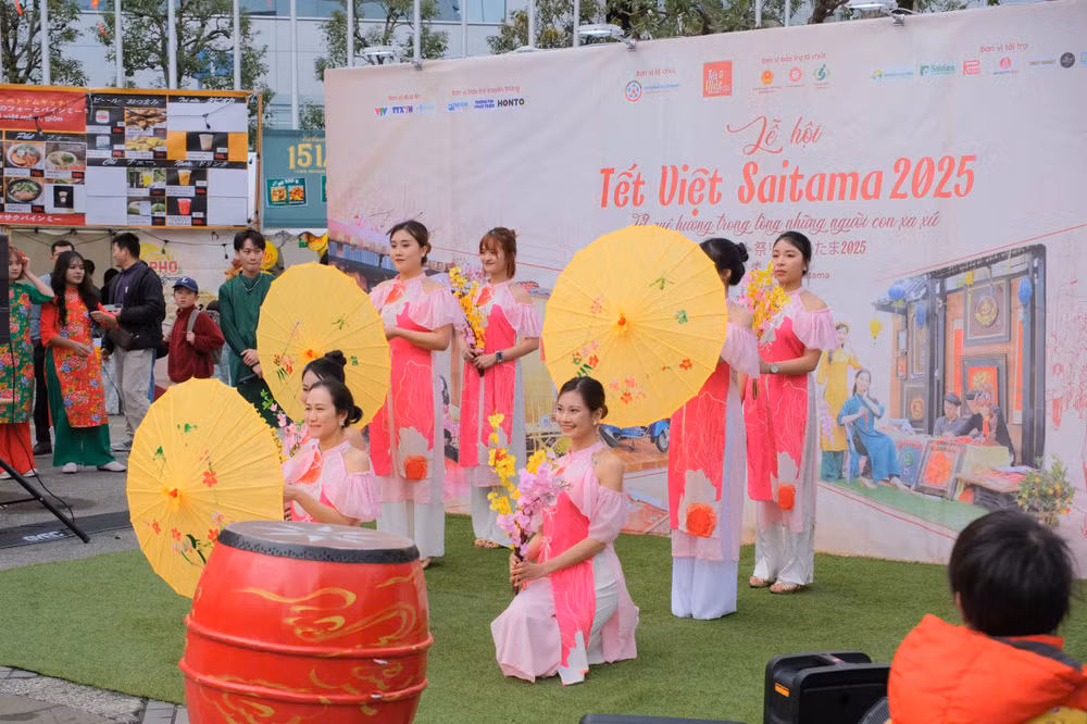 Tiết mục múa, hát dân ca của các bạn trẻ cộng đồng người Việt tại Saitama.