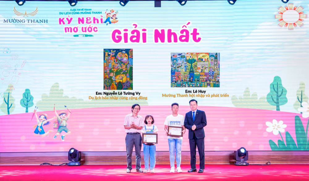 Ban tổ chức trao Giải nhất tặng hai em Lê Huy (Phú Yên) và Nguyễn Lê Tường Vy (Hà Nội).