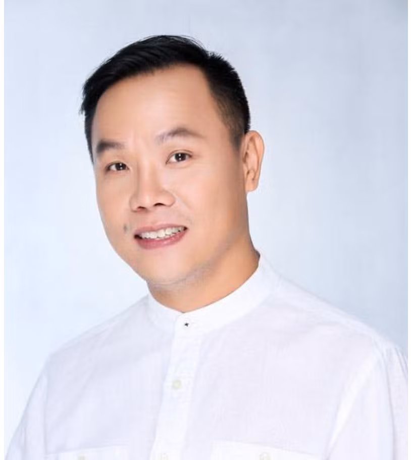 Nhà thiết kế áo dài Nguyễn Việt Hùng.