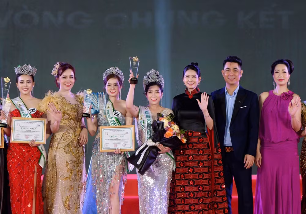 Hoa hậu Doanh nhân Hoàn vũ Việt Nam 2025 Lê Thị Hạnh cùng các Á hậu, thành viên Ban Tổ chức và Giám khảo.