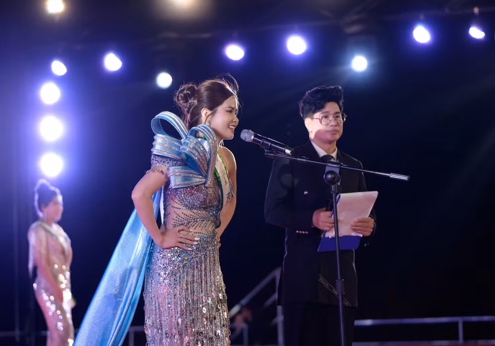 Á hậu 1 Dương Thị Phương trong phần thi ứng xử.