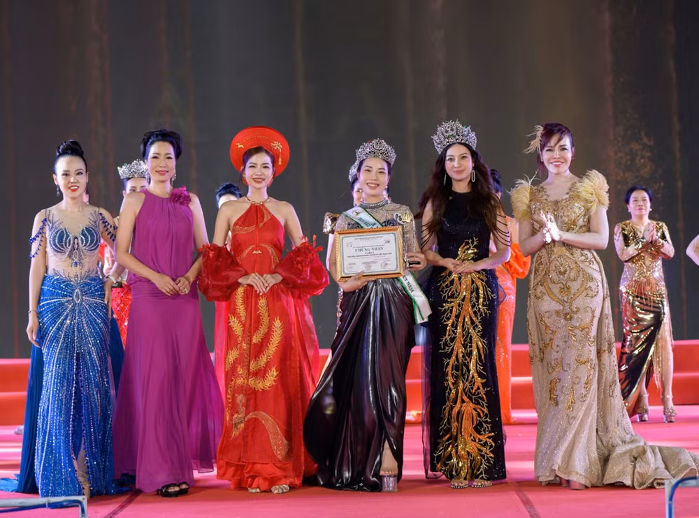 Á hậu 2 thuộc về Nguyễn Thị Hạnh.