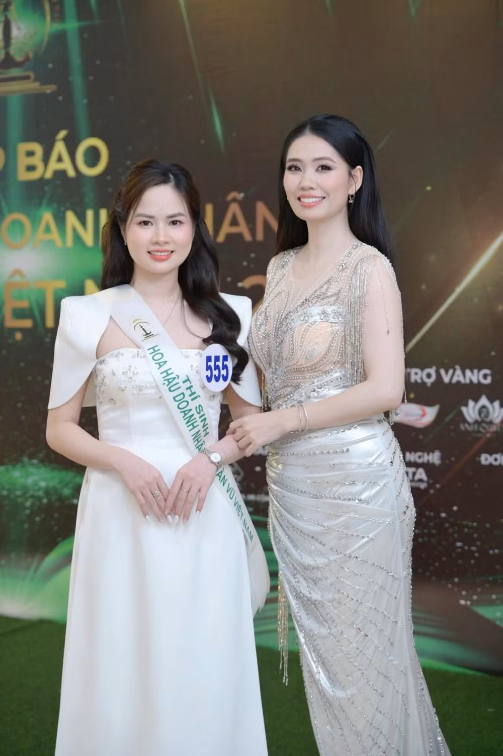 Hoa hậu Lê Thị Thơ, Chủ tịch Cuộc thi trao số báo danh cho thí sinh lọt qua vòng sơ tuyển.