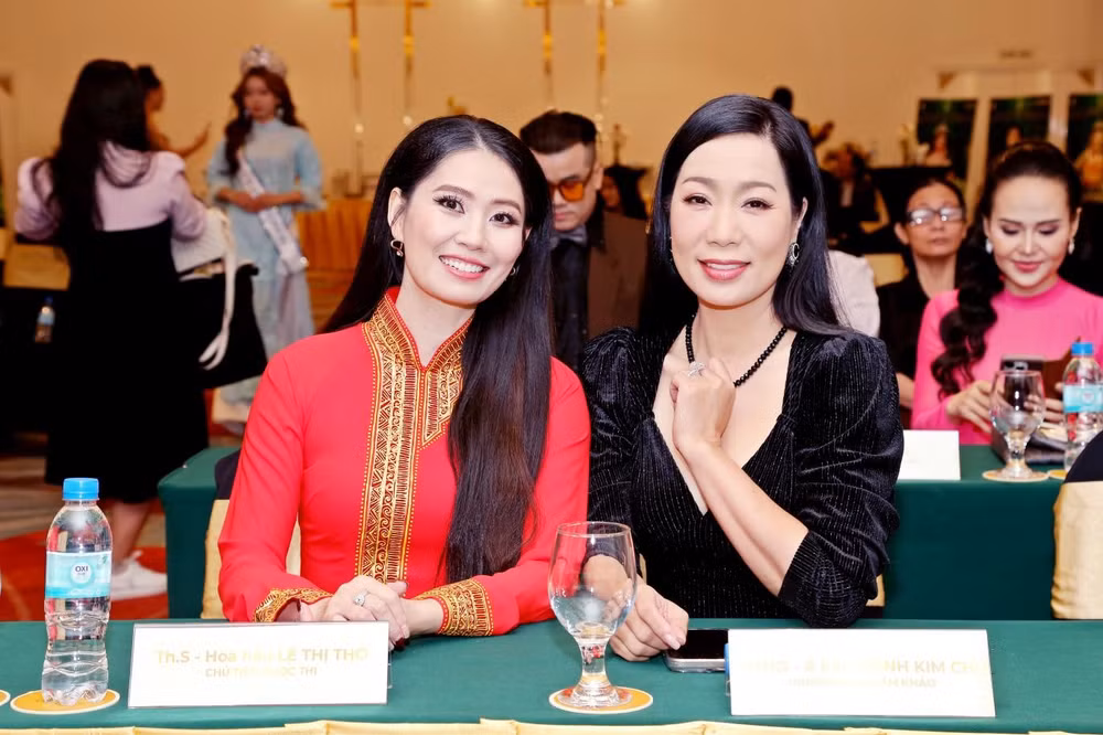 Chủ tịch Cuộc thi, Hoa hậu Lê Thị Thơ và Nghệ sĩ Nhân dân Trịnh Kim Chi, Trưởng Ban Giám khảo Cuộc thi.
