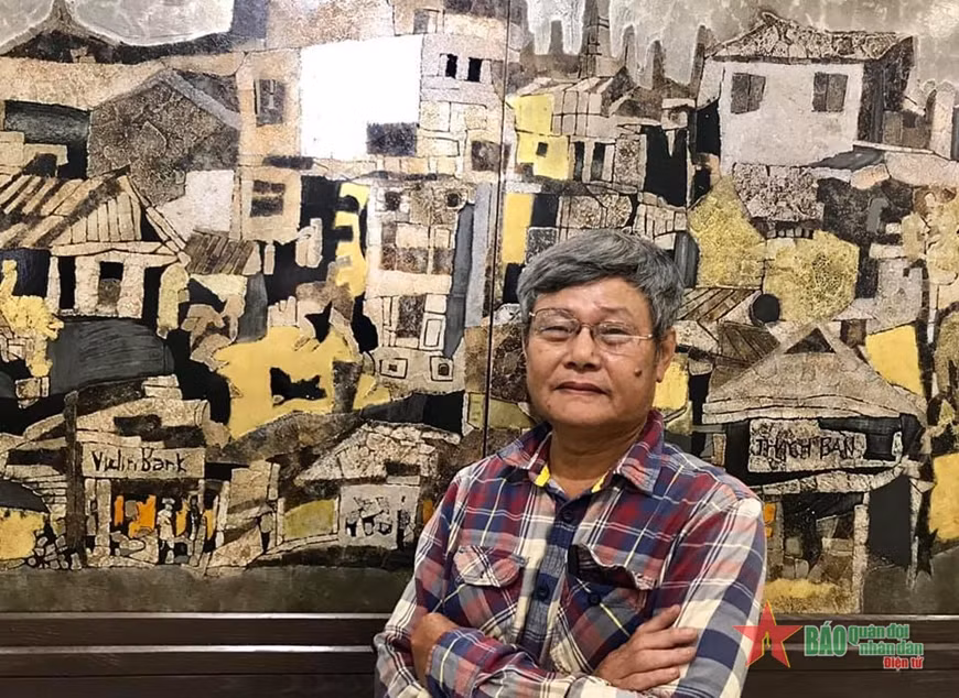 Hoạ sĩ Văn Chiến bên một tác phẩm sơn mài trứng khổ lớn mang phong cách riêng của ông. (Ảnh: Báo Quân đội nhân dân)