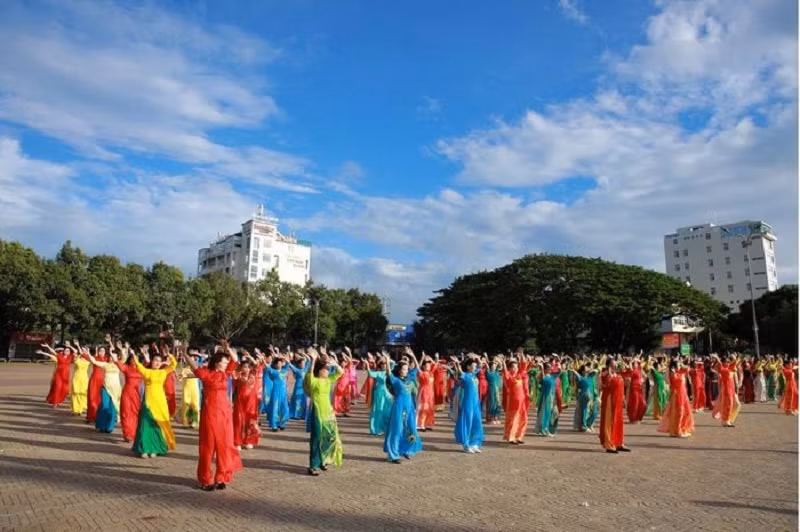 Màn đồng diễn áo dài ấn tượng chào mừng ngày ra mắt Câu lạc bộ Di sản Áo dài Việt Nam tỉnh Đắk Lắk.