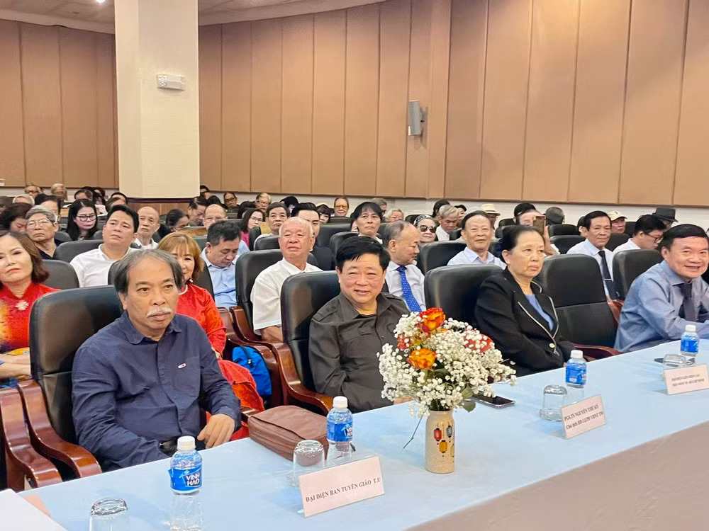 Các đại biểu tham dự buổi lễ tổng kết và công bố giải thưởng và tặng thưởng của Hội Nhà văn Thành phố Hồ Chí Minh. (Ảnh NGUYÊN HÙNG)