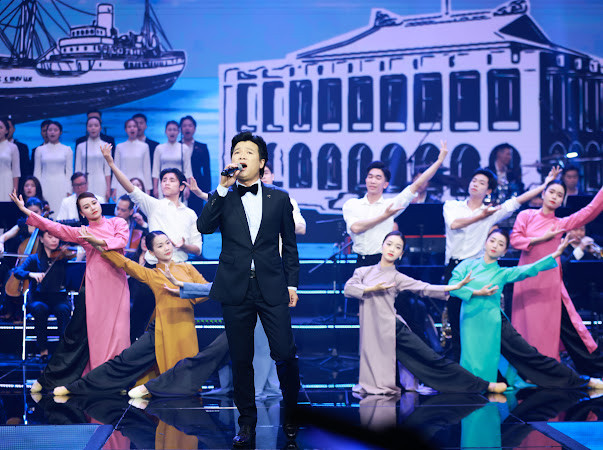 "Người là niềm tin tất thắng" như cuốn phim sống động về cuộc đời, sự nghiệp vị lãnh tụ kính yêu của dân tộc. "Người là niềm tin tất thắng" như cuốn phim sống động về cuộc đời, sự nghiệp vị lãnh tụ kính yêu của dân tộc.