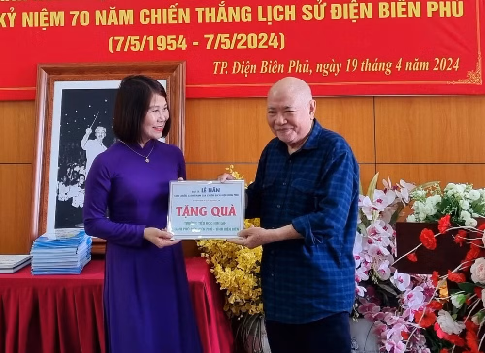Nhà văn Châu La Việt thay mặt Đại tá Lê Hãn tặng quà Trường tiểu học Him Lam (thành phố Điện Biên Phủ).
