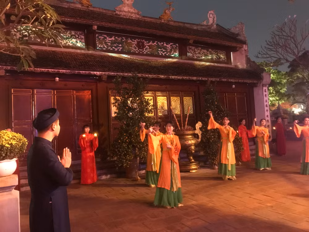 Các nghệ sĩ biểu diễn điệu múa truyền thống mời du khách thăm đền.