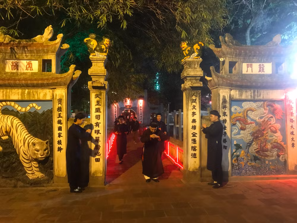 Nghi thức đón khách và dâng hương nơi Tháp bút.