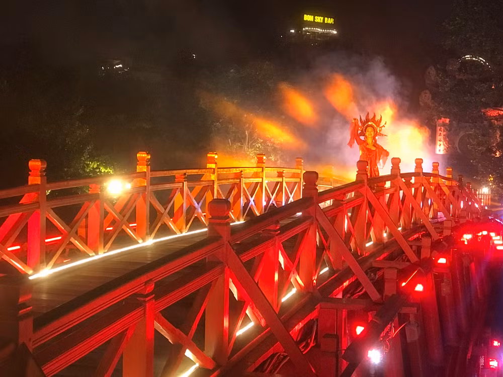 Màn múa đón trăng trên cầu Thê Húc.