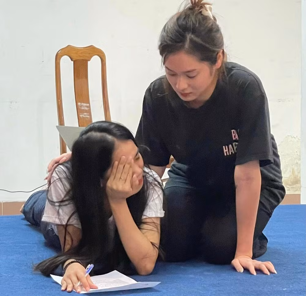 Thí sinh Mai Khánh Huyền (bên trái) thử vào vai tiểu đội trưởng Võ Thị Tần (Ảnh MINH GIANG)