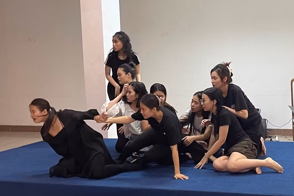 Một cảnh trong tiểu phẩm dự thi của thí sinh về 10 cô gái Ngã ba Đồng Lộc (Ảnh MINH GIANG)