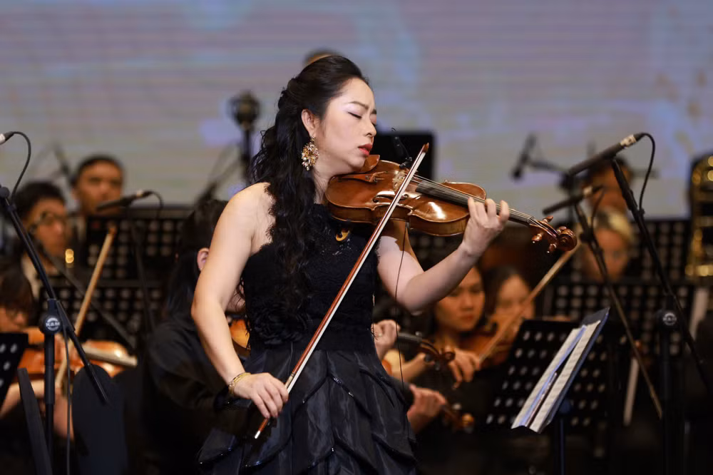 Nghệ sĩ violin Trịnh Minh Hiền mang đến giai điệu da diết của những hoài niệm. Nghệ sĩ violin Trịnh Minh Hiền mang đến giai điệu da diết của những hoài niệm.