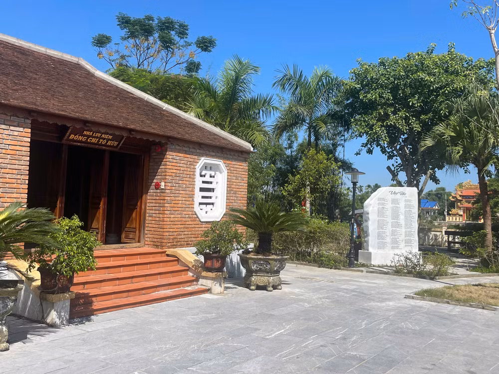 Bức thạch bia "Việt Bắc" tại Công viên văn hóa và khu lưu niệm nhà thơ Tố Hữu ở xã Quảng Thọ, huyện Quảng Điền (Thừa Thiên Huế).