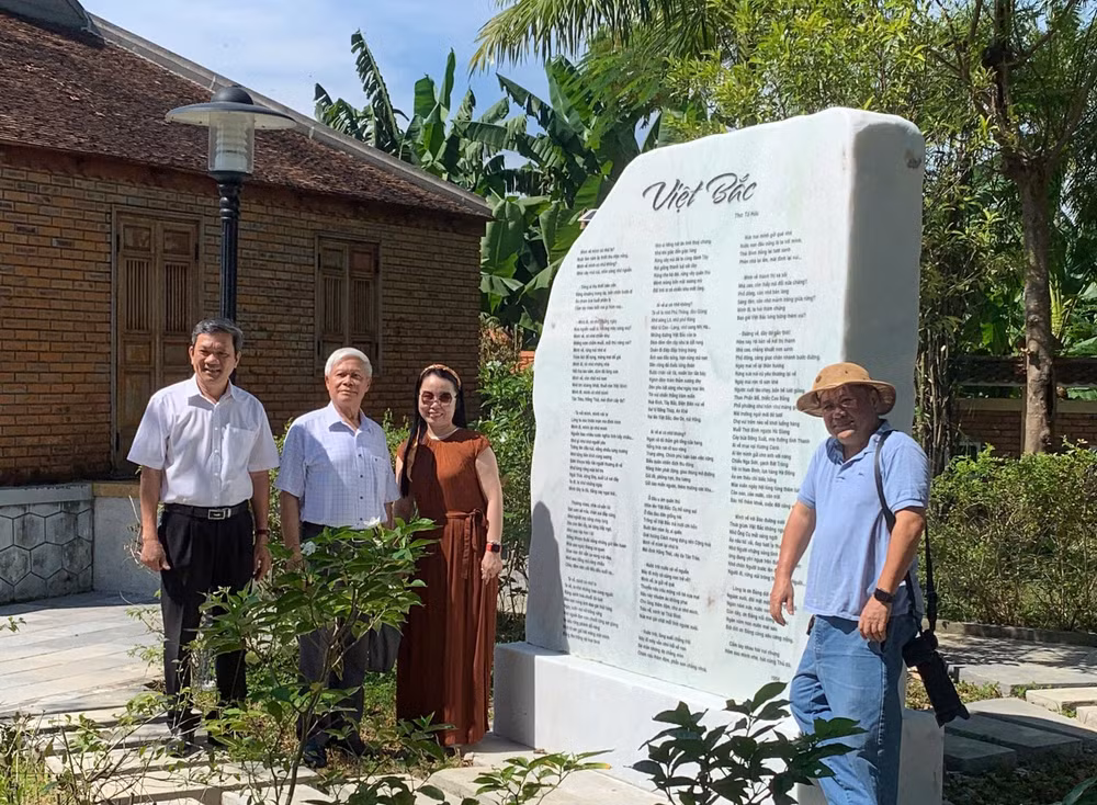 Nhóm văn nghệ sĩ tại lễ dựng thạch bia trường ca "Việt Bắc".