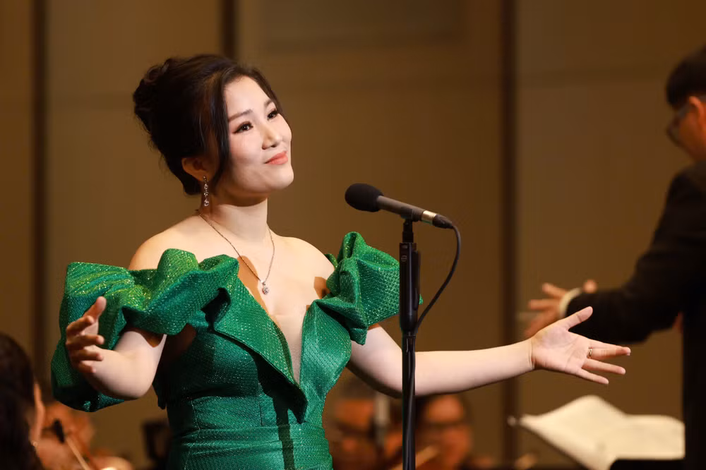 Giọng hát Trang Trần đưa khán giả đến những khoảng lặng trữ tình qua các nhạc phẩm tình yêu của các nhạc sĩ nổi tiếng. Giọng hát Trang Trần đưa khán giả đến những khoảng lặng trữ tình qua các nhạc phẩm tình yêu của các nhạc sĩ nổi tiếng.