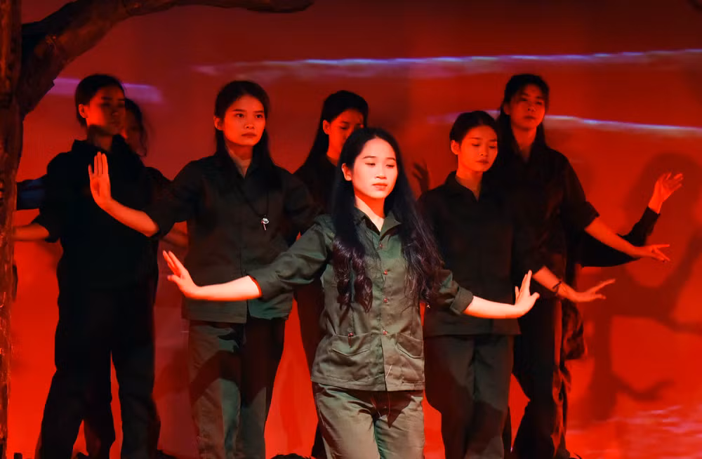 10 nữ Anh hùng liệt sĩ Thanh niên xung phong Ngã ba Đồng Lộc như cánh chim trắng hóa thân vào bầu trời quê hương. (Ảnh: TRẦN HẢI).